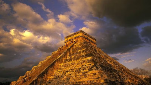La fascinante historia del astrofotógrafo mexicano que capturó las pirámides de Chichén Itzá con la Vía Láctea de fondo